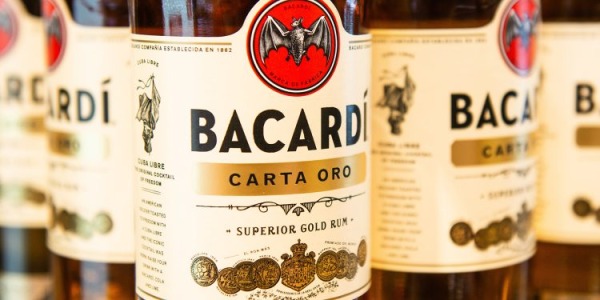 Bacardí reducirá a la mitad las emisiones del ron en 2023.